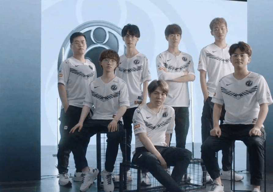 充满干扰的 充满干扰的